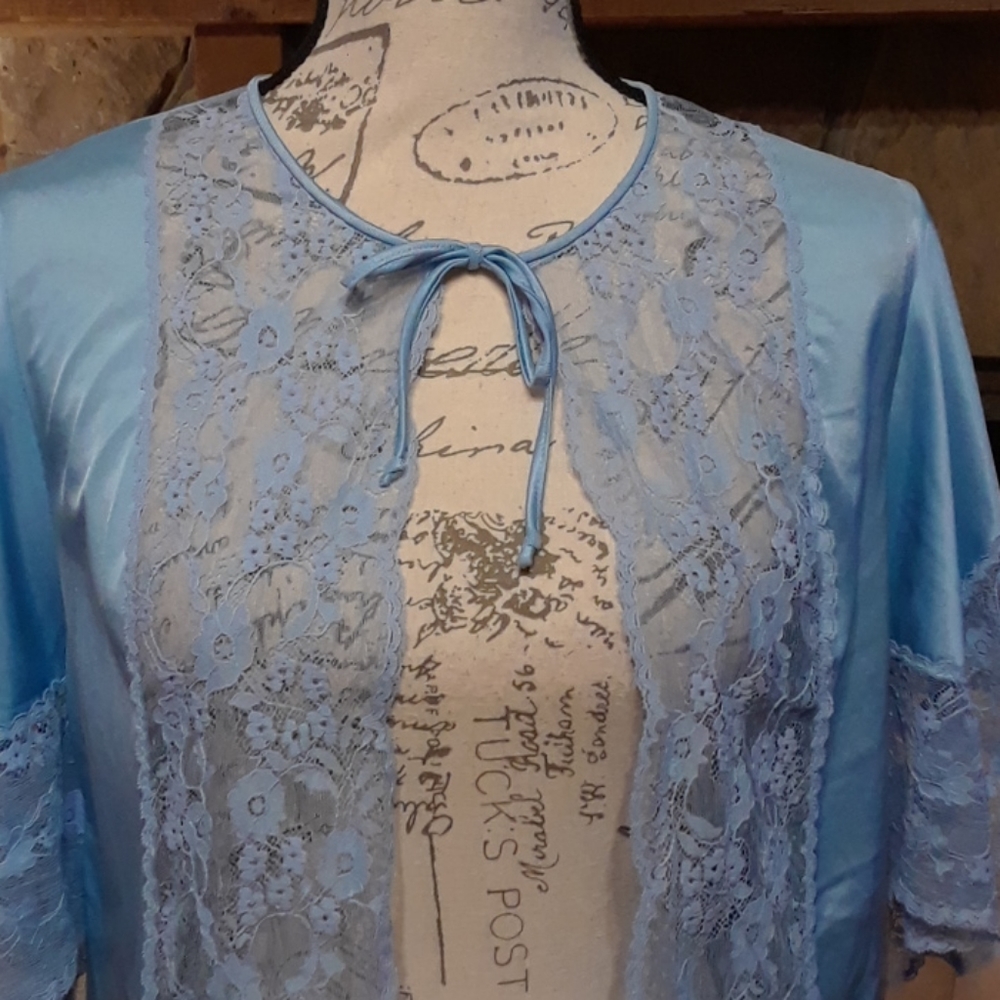 Vintage bed jacket or short robe - Picture 2 of 6